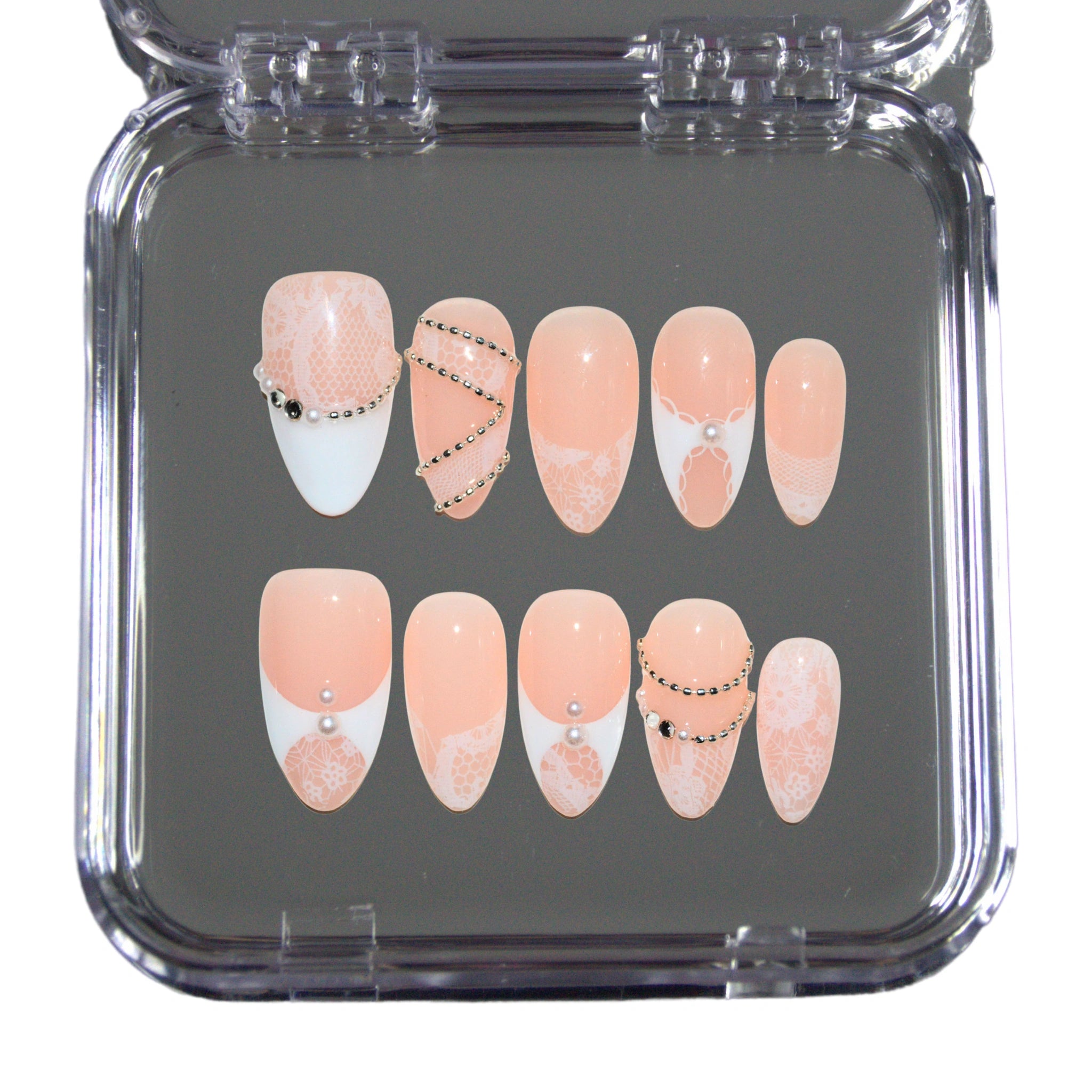 Set White Lace dans sa boîte, press-on nails faits main nude et french blanc dentelle avec détails perlés, présentation packshot.