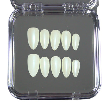 Set Winter Glaze dans sa boîte, press-on nails faits main blancs nacrés, présentation packshot Mimi.