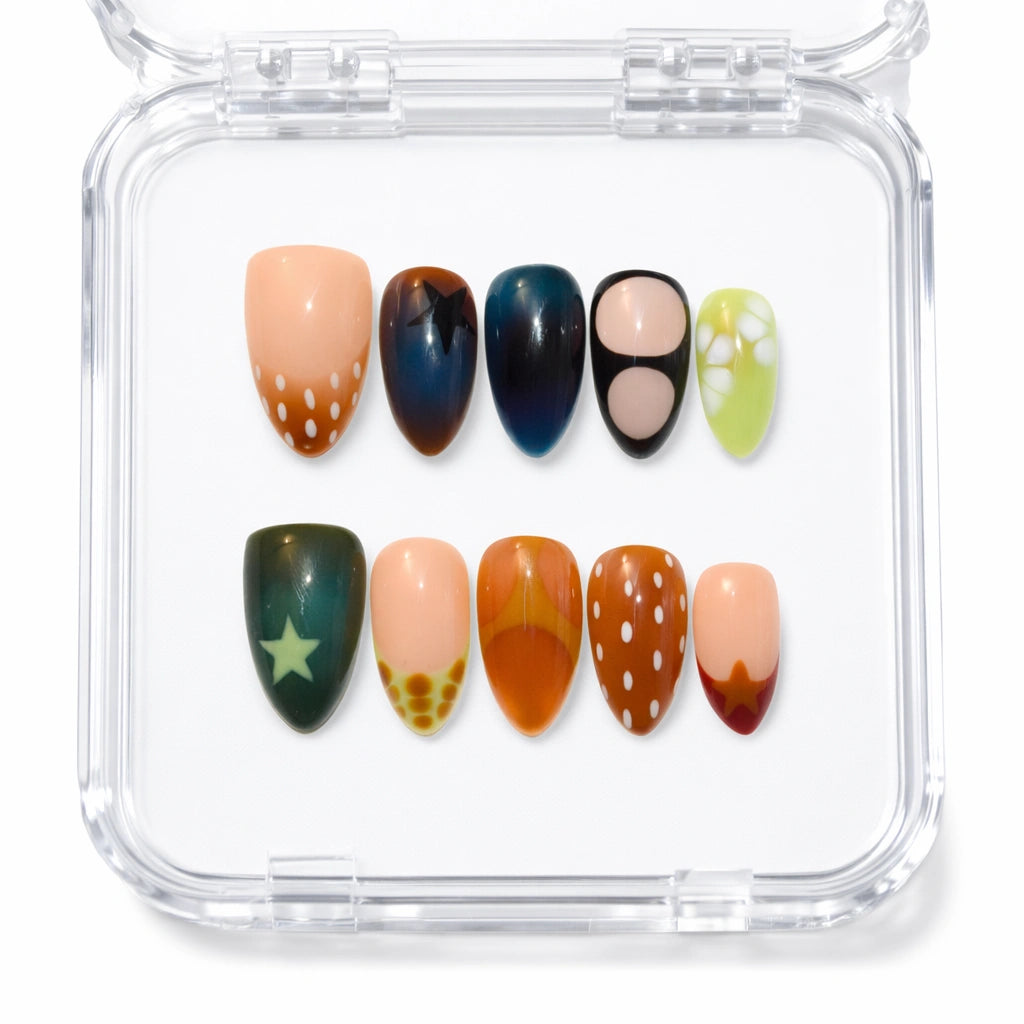 Press-on nails Wonderfall portés, motifs automnaux multicolores avec étoiles, pois et dégradés, rendu artistique Mimi France.