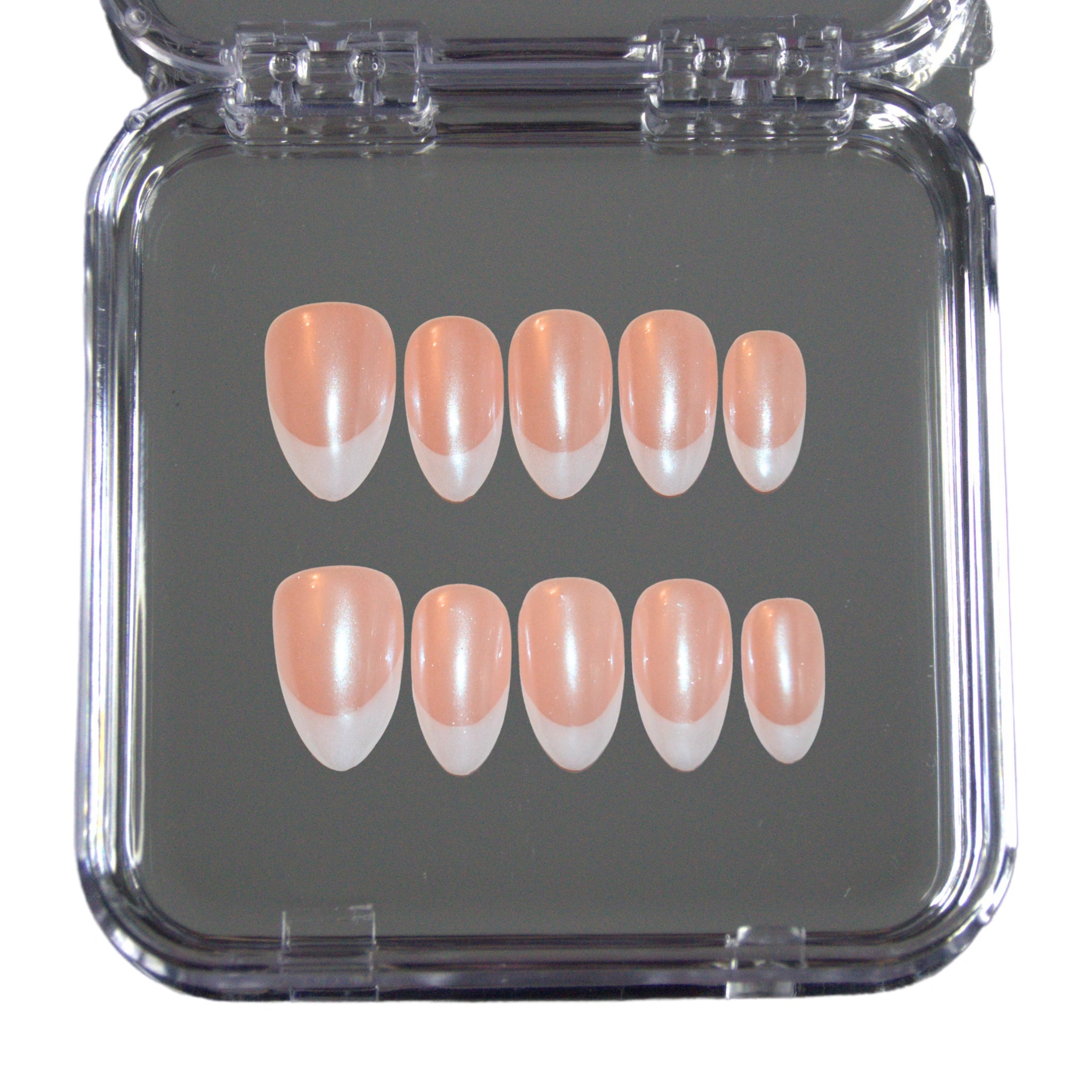 Boîte Mimi contenant le set Silky French faits main en gel et acrylique, french blanche soignée.